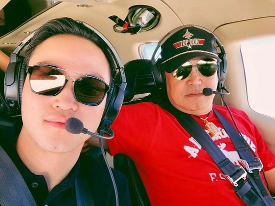 ·佩克与阿努廷驾驶飞机。（其个人社交媒体）
