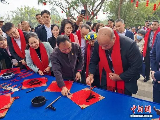 2月11日，瑙鲁总统阿迪昂在祖籍地广东江门赤坎镇中股村忠心里用毛笔写“福”字。中新社记者 郭军 摄