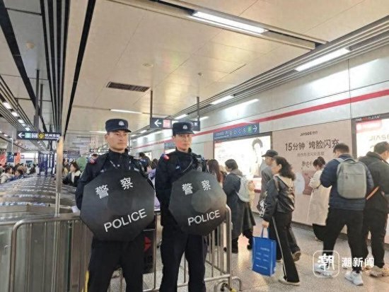  赵Sir（左）和队员小刘 记者 杨云寒 摄