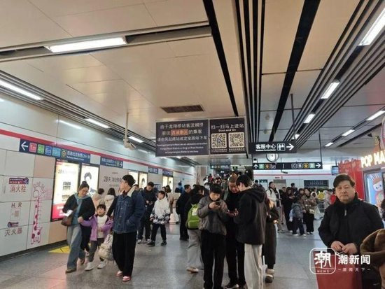  火车东站的客流 记者 杨云寒 摄