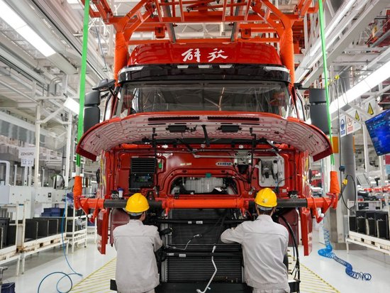 2026年1月4日，工人在位于吉林省长春市的一汽解放J7整车智能工厂装配车辆。新华社记者 张楠 摄