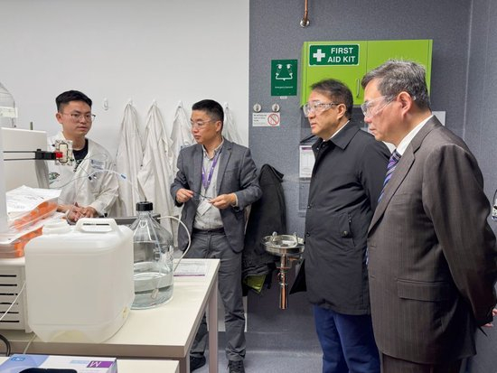  2025年7月11日，江苏省产业技术研究院院长刘庆（右二）在澳大利亚昆士兰大学调研。（受访者供图）