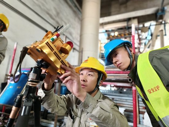  国能宁夏煤业气化二厂的工程师在进行气化装置检修（2025年9月摄）。（陈亚楠 摄）