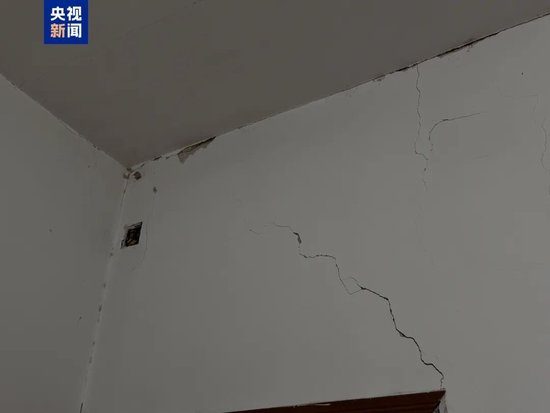 △田郊村村民胡伟生家中受损的墙体（总台中国之声记者管昕摄）