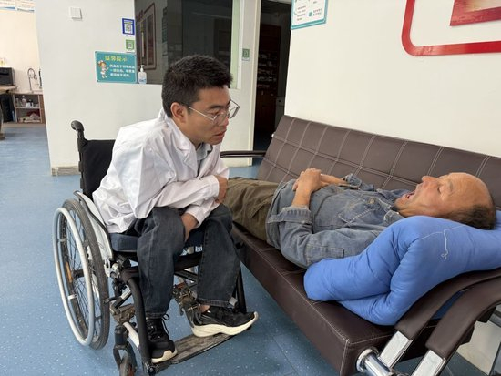  新疆喀什地区莎车县白什坎特镇医生李创业（左）为患者看病。（受访者供图）