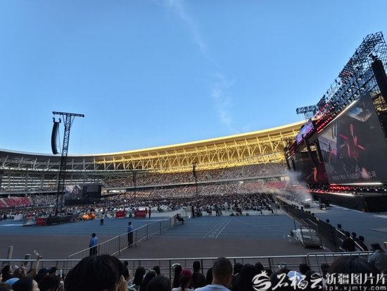 5月30日，乌鲁木齐奥林匹克体育中心举办群星演唱会，萧敬腾、王赫野、于文文等实力歌手倾情献唱。石榴云/新疆日报记者 黑宏伟摄