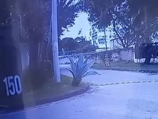 　监控录像显示直升机坠落瞬间