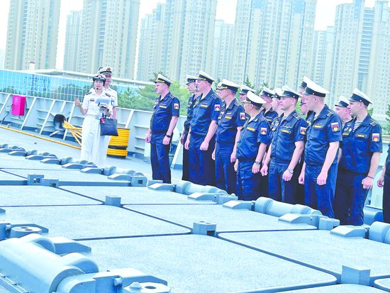 　8日，青岛港，俄方官兵登上中国海军开封舰参观。郭媛丹摄