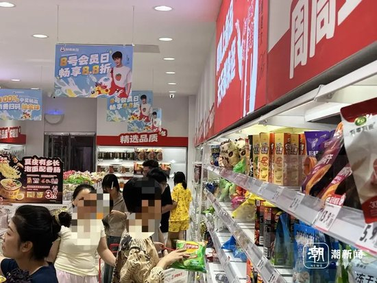 零食店里顾客不少。谢春晖 摄