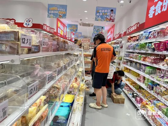零食店里不少顾客在选购。谢春晖 摄&nbsp;