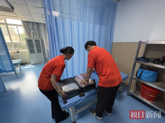 上门前，蔡苗苗和刘海驰收拾助浴设备