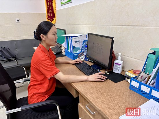 蔡苗苗在办公室整理资料