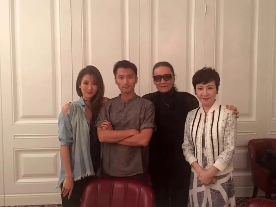 ▲谢贤一家四口合照（左一谢婷婷，左二谢霆锋，右二谢贤，右一狄波拉）