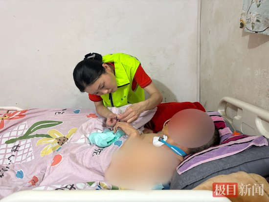 蔡苗苗为李玲剪指甲