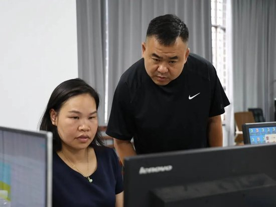 7月17日，吴胜斌在临时办公室跟同事商量工作。（湖北日报全媒记者刘毅 摄）