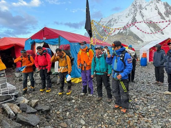 　▲张伟带领的登山队