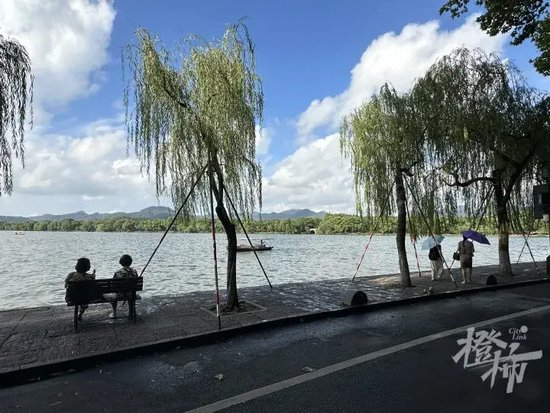 早上7點45分，車輛落水處附近地上還留有打撈時的水跡。 記者 陳中秋 攝
