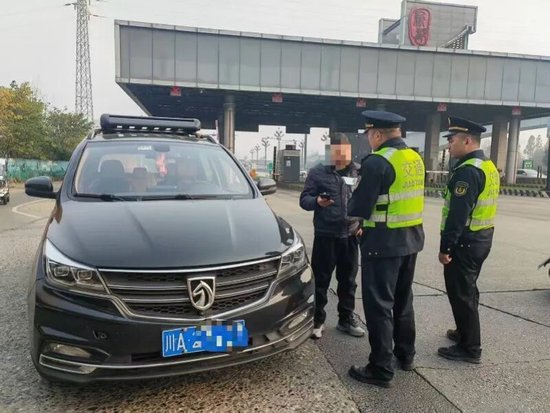  成都开展“打非治违”专项整治，查获一辆非法营运车辆。（资料图）图据成都市交通运输综合行政执法总队
