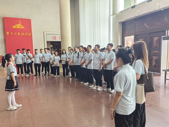 2026年7月，山西省阳泉市百团大战纪念馆的“红领巾讲解员”正在为前来学习参观的团队进行讲解。（受访者供图）