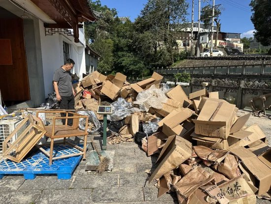 梅传立的厂房与门店泡过水的茶叶损失超过了三百万元。摄影/王仲昀