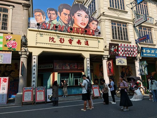 　　这是8月6日拍摄的汕头小公园“番客街”——电影《给阿嬷的情书》取景地之一。新华社记者 詹奕嘉 摄