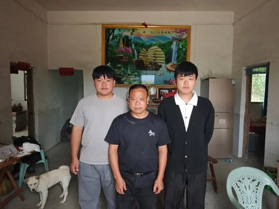　钟彬（左一）和父亲弟弟的合照 图/九派新闻 黄家樑