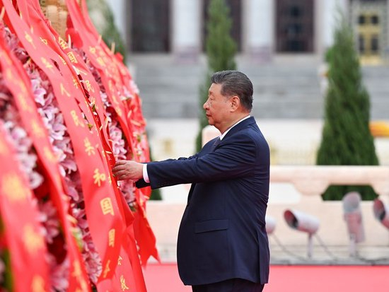 9月30日上午，党和国家领导人习近平、李强、赵乐际、王沪宁、蔡奇、丁薛祥、李希、韩正等来到北京天安门广场，出席烈士纪念日向人民英雄敬献花篮仪式。这是习近平整理花篮上的缎带。新华社记者 谢环驰 摄