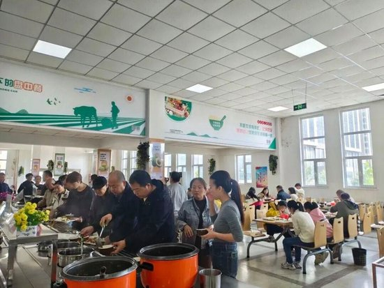 国庆假期，长治市机关事务管理局政务中心办公区（北寨）政府食堂自助餐厅对外开放。据极目新闻