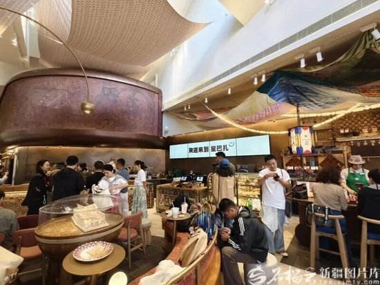 9月29日，星巴克新疆国际大巴扎非遗旗舰店正式营业。图源：新疆日报