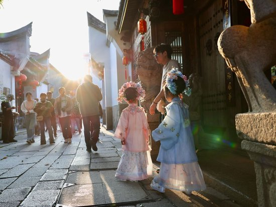 2026年2月21日，头戴簪花的女孩在福州三坊七巷传统街区游玩。新华社记者 姜克红 摄