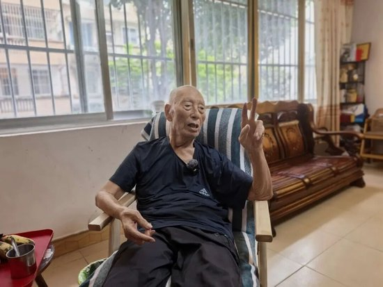 2026年8月，106岁老红军赵茂林向记者讲述长征经历。 通讯员叶友良 摄
