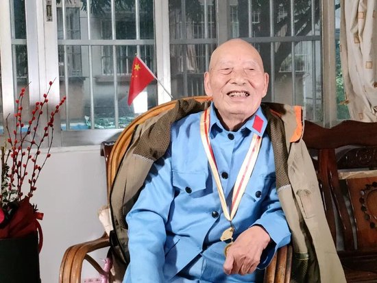 2021年，老红军赵茂林穿上军装，讲述当年从军经历。通讯员叶友良 摄