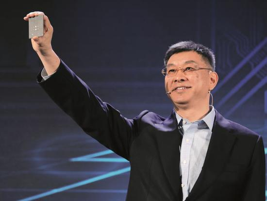 　　2019年1月7日，中国深圳，华为董事、战略研究院院长徐文伟在新品发布会上致辞并对外展示鲲鹏920芯片。图/IC
