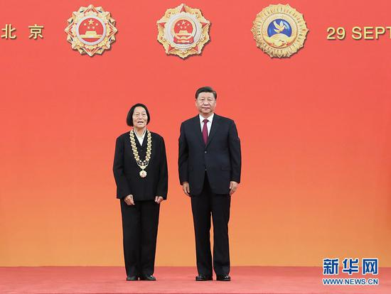 2019年9月29日，中华人民共和国国家勋章和国家荣誉称号颁授仪式在北京人民大会堂金色大厅隆重举行。中共中央总书记、国家主席、中央军委主席习近平向“共和国勋章”获得者申纪兰颁授勋章。 新华社记者 王晔/摄
