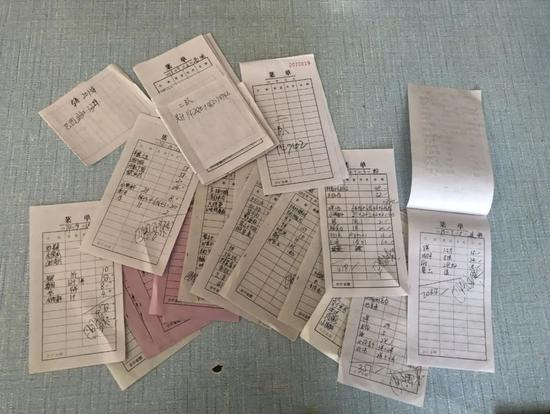  巴图孟和公款吃喝的餐费单，目前还有万余元未结款。新京报记者 王翀鹏程&nbsp;摄