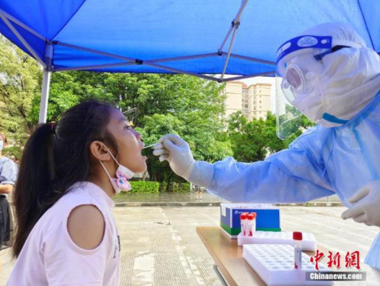 7月7日，云南瑞丽，主城区的市民在社区内进行核酸检测。从当日8时起，瑞丽市主城区和畹町片区开展新一轮核酸检测。&nbsp;中新社记者&nbsp;韩帅南 摄
