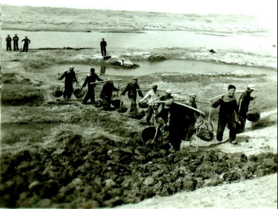 开挖总干渠人工担运土方（资料图）