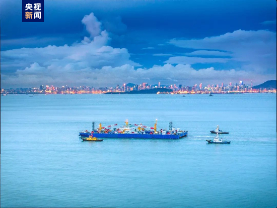 △最后一个管节和最终接头正在浮运