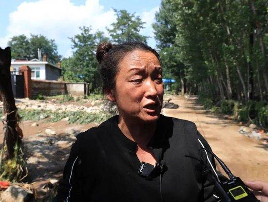  8月21日，在建昌县黑山科乡小台子村，村妇联干部臧春英讲述李清学牺牲经过。