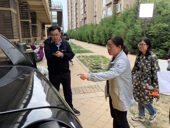  王乃峥在小象超市现场记录反馈问题