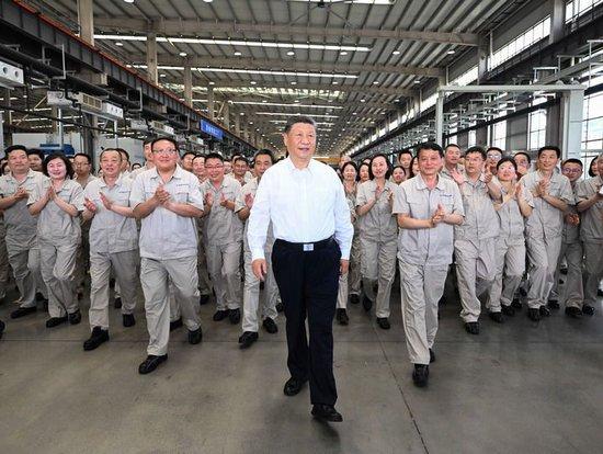 5月19日至20日,中共中央总书记、国家主席、中央军委主席习近平在河南考察。这是19日下午,习近平在洛阳轴承集团股份有限公司智能工厂考察时,同企业职工在一起。新华社记者 燕雁 摄