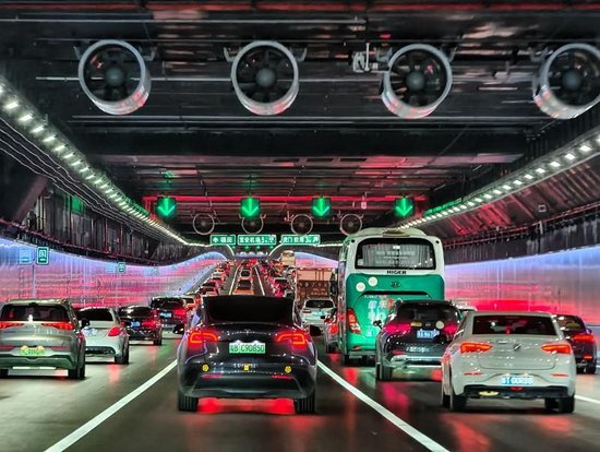 △2024年6月30日，深中通道正式通车，这是开通首日的深中通道海底沉管隧道内的车流。