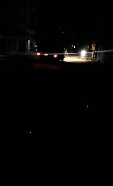 夜晚，黑黢黢的布拖大桥上，依旧有来往的车辆和行人。