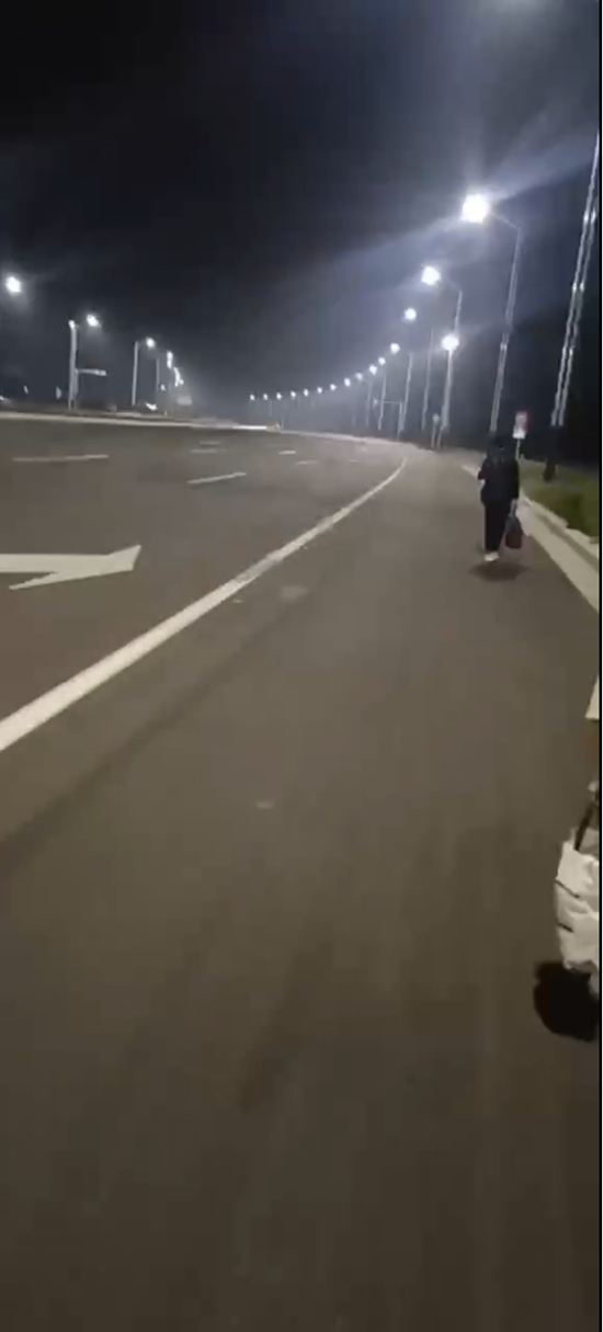 （李洁走在返乡路上 受访者供图）