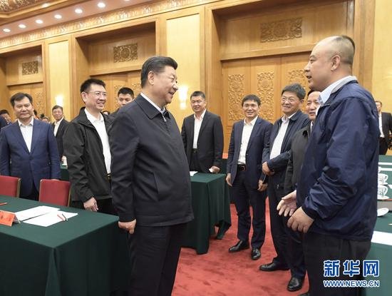2018年11月1日，中共中央总书记、国家主席、中央军委主席习近平在北京人民大会堂主持召开民营企业座谈会并发表重要讲话。这是习近平同民营企业家们亲切交流。 新华社记者李学仁摄
