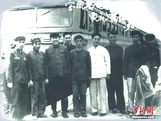  中国第一条电气化铁路宝成线宝凤段通车典礼留念。宝鸡机车检修厂供图