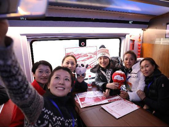 　　图为北京冬奥组委运动员委员会委员陈露（右一） 北京冬奥组委运动员委员会委员刘显英（右二）&nbsp; 国际奥委会委员、奥运冠军张虹（右三） 中国奥委会委员、原中国国家短道速滑队主教练李琰（左三）&nbsp; 中国女子跆拳道运动员、奥运冠军吴静钰（左一） 北京冬奥会和冬残奥会运动员委员会主席、奥运冠军杨扬（左前）&nbsp; 在G8811次列车上合影。 中新社记者 蒋启明 摄
