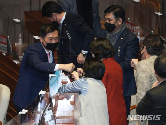 金起炫演讲结束后与在野党议员打招呼（纽西斯通讯社）