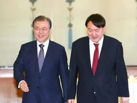 ·&nbsp;文在寅（左）和尹锡悦。