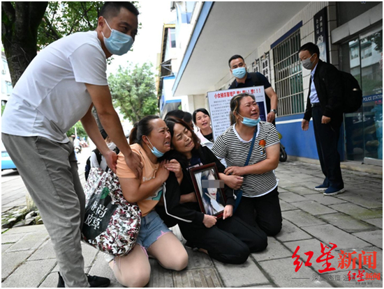 ↑2020年8月，李胜和家人在西双版纳勐海县。